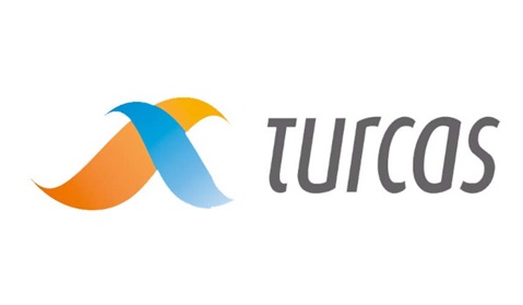 Turcas'ın logosu, yanına yerleştirilmiş gri yazılı 'turcas' kelimesinin yanında turuncu ve mavi soyut bir tasarım içeriyor.